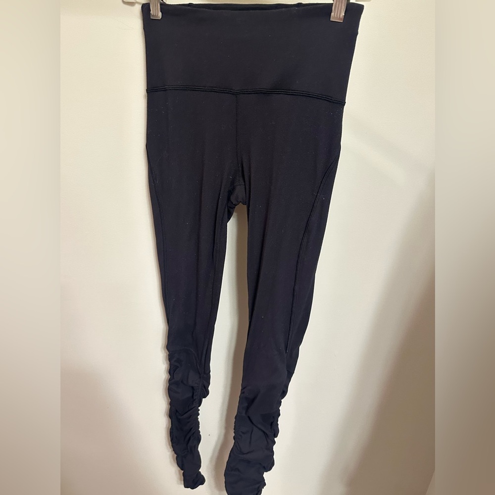 Super cute Lulu leggings with scrunchie low legs!
